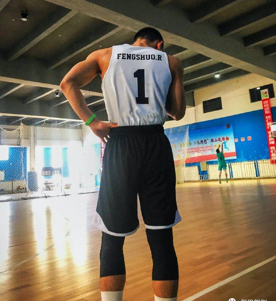 ▼很多妹子都喜欢这样的男朋友是典型的东北体育生的即视感干练短发