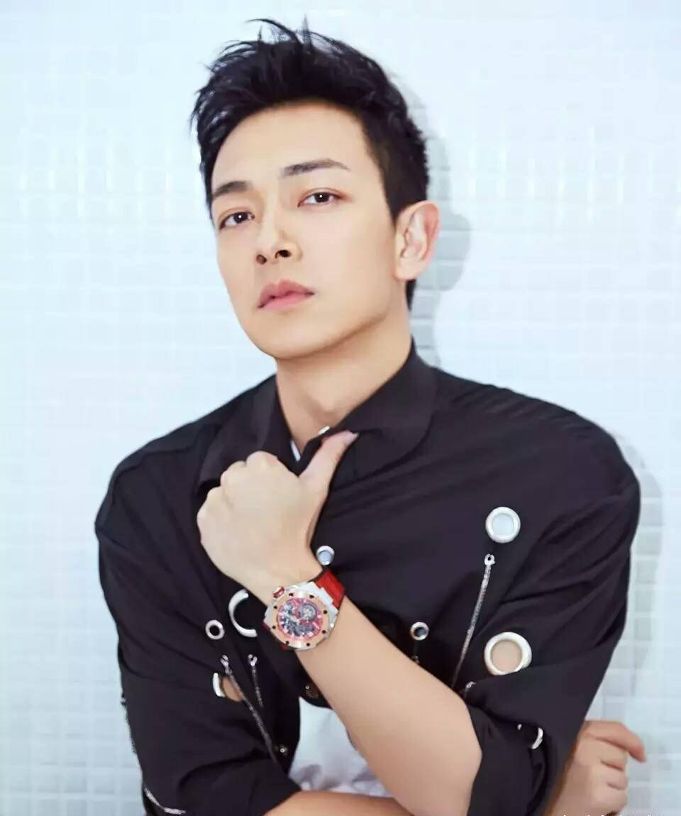 对丑妻不离不弃,邀请半个娱乐圈参加婚礼,被称为正能量男明星_梁烈唯