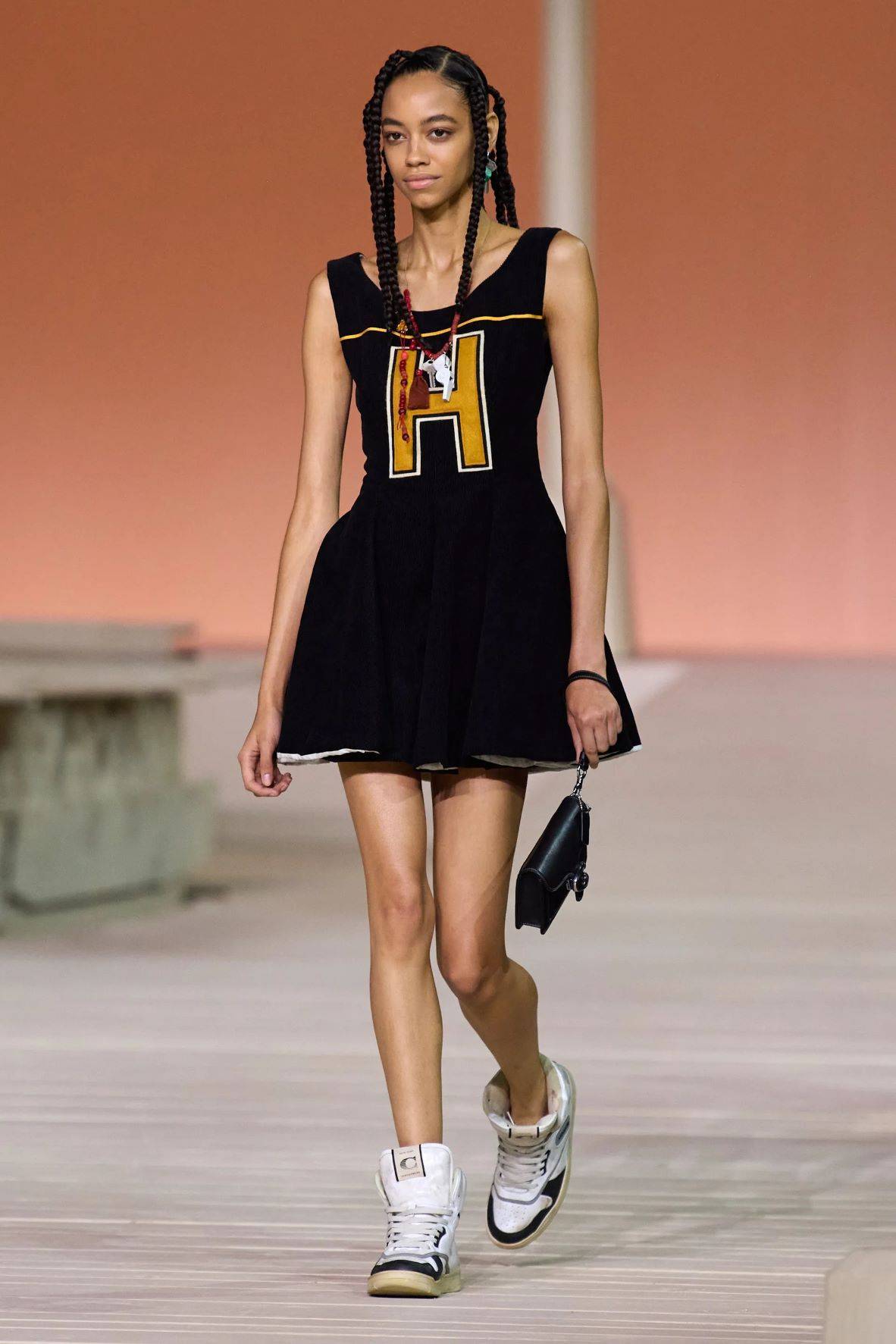 【纽约时装周】爆红的说唱歌手出任coach品牌全球大使并压轴走秀2023