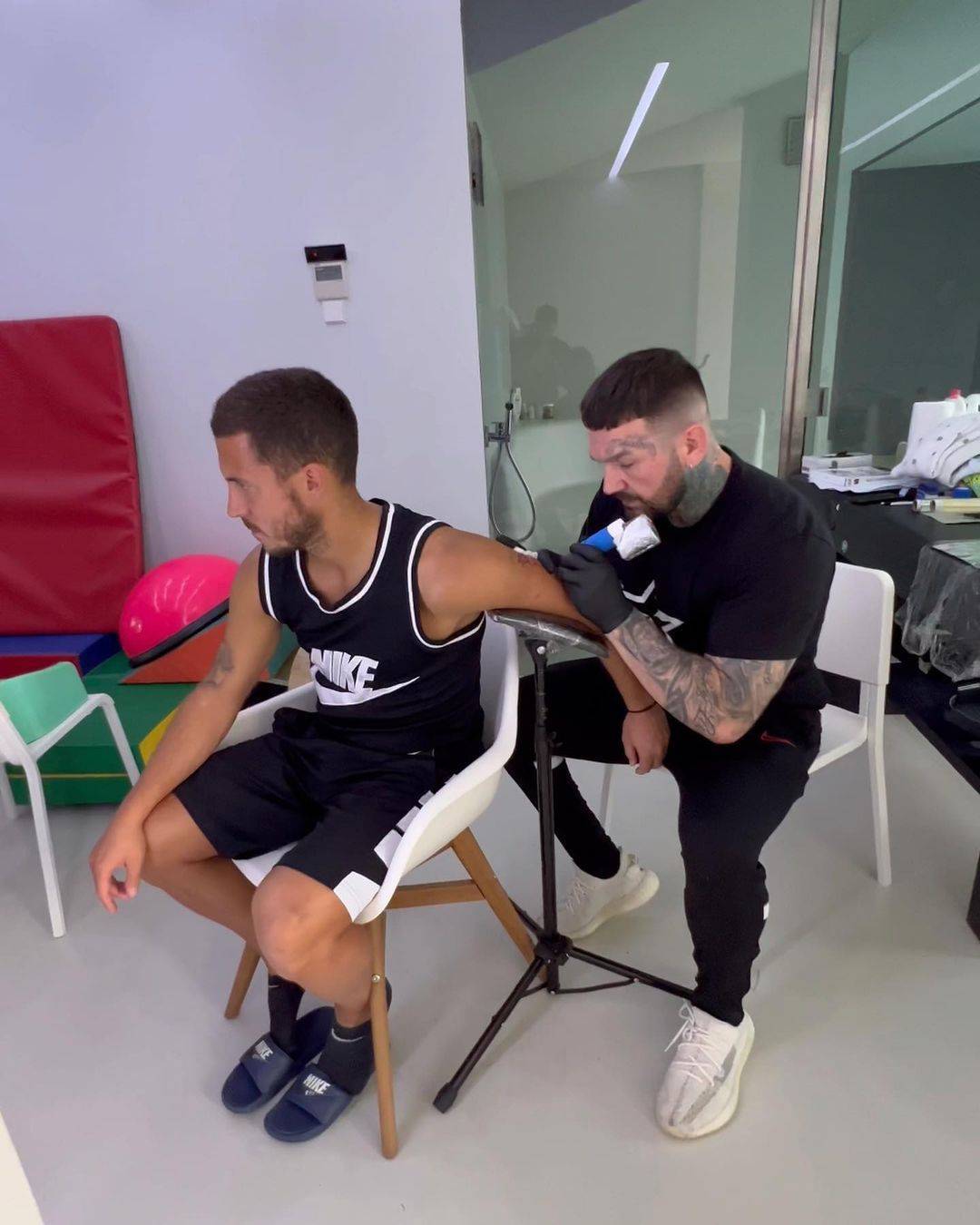 阿扎尔豪宅一边理发一边纹身,拿着3125万年薪不干正事_皇马_胳膊_媒体