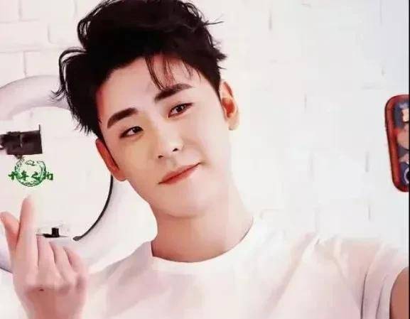 德云社二队队长李河东:这人怎么这么帅?_张云雷_郭德纲_相声