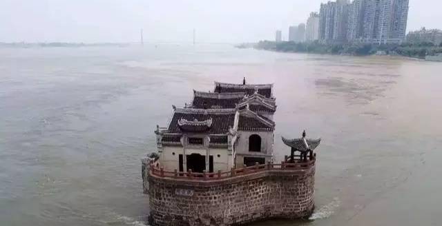 鄂州有个“水上钉子户”，屹立于长江700年不倒，现成名胜古迹
