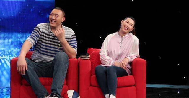 2米36孙明明一家近照,退役转型成功,1米87妻子漂亮,女儿可爱_孙铭铭