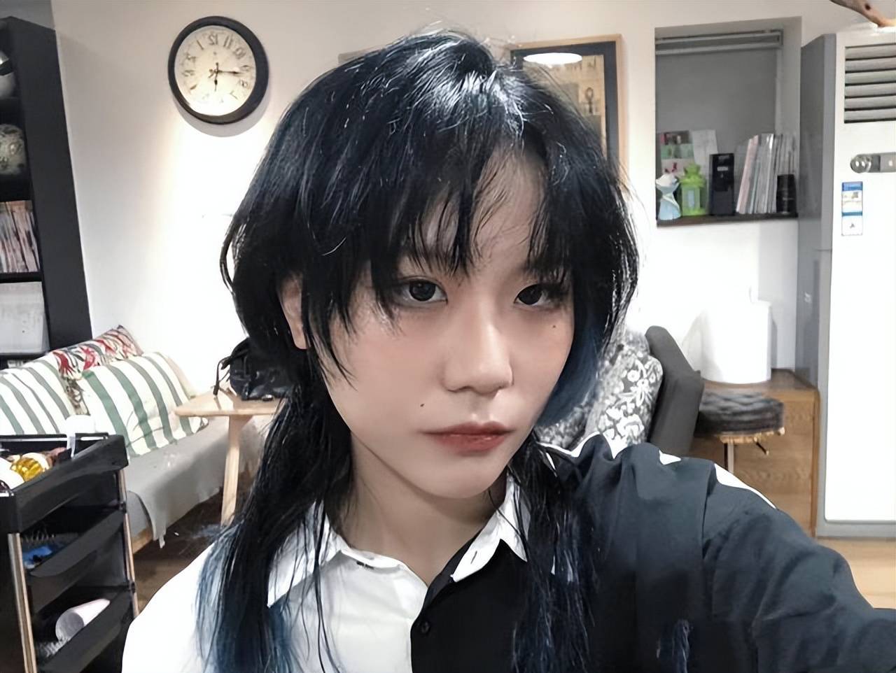 窦唯在摇滚圈可以说是大佬一般的存在,小女儿窦家媛虽然不如他和王菲