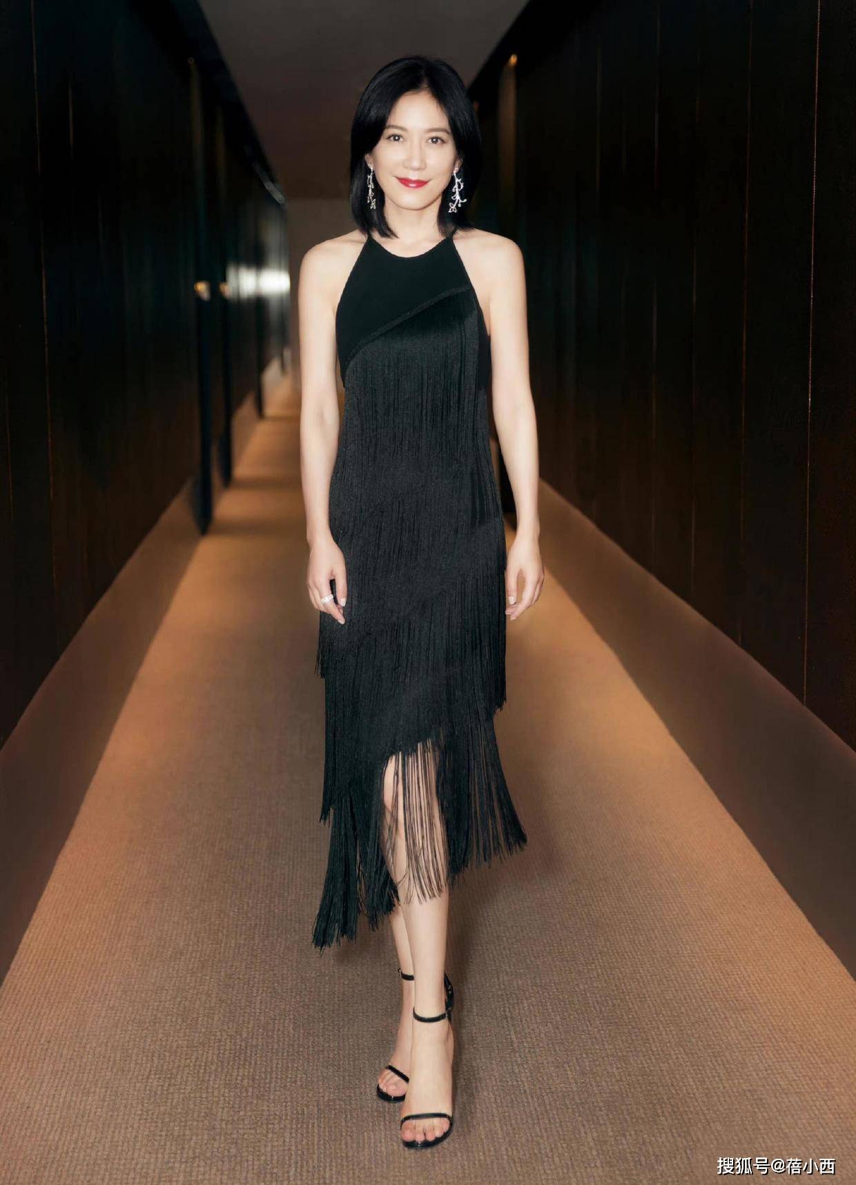 51岁俞飞鸿真的太抗老了,穿条纹衫配短裙,一点不像年过半百的人