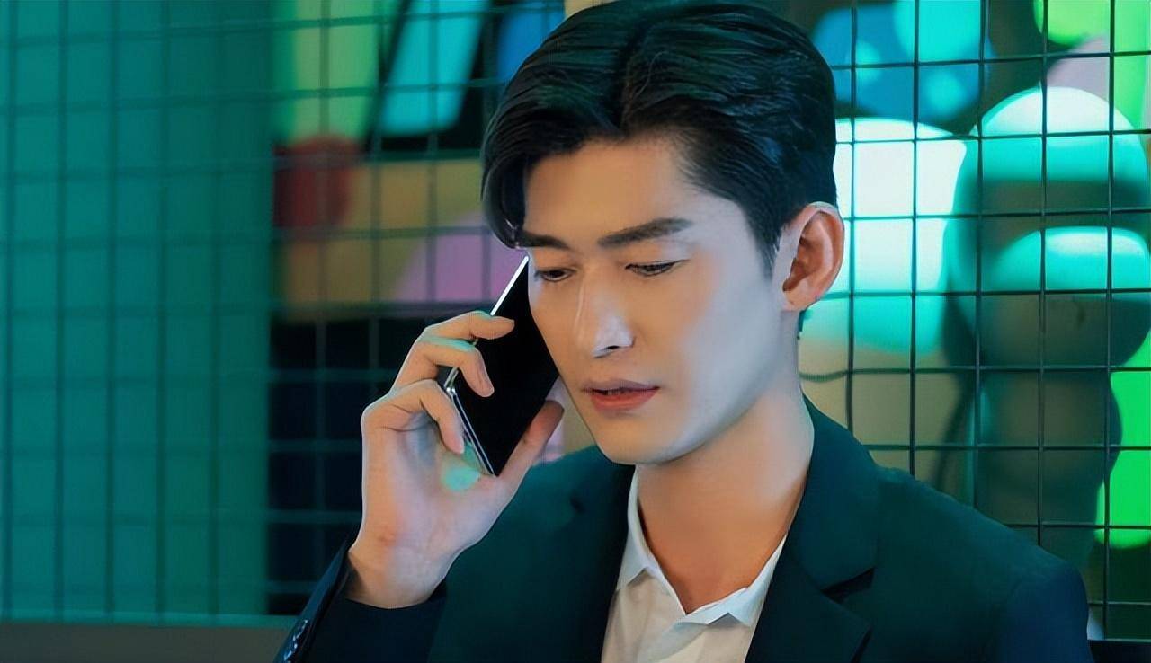 人民热评张翰新剧《东八区》,过于油腻,冒犯女性,2.