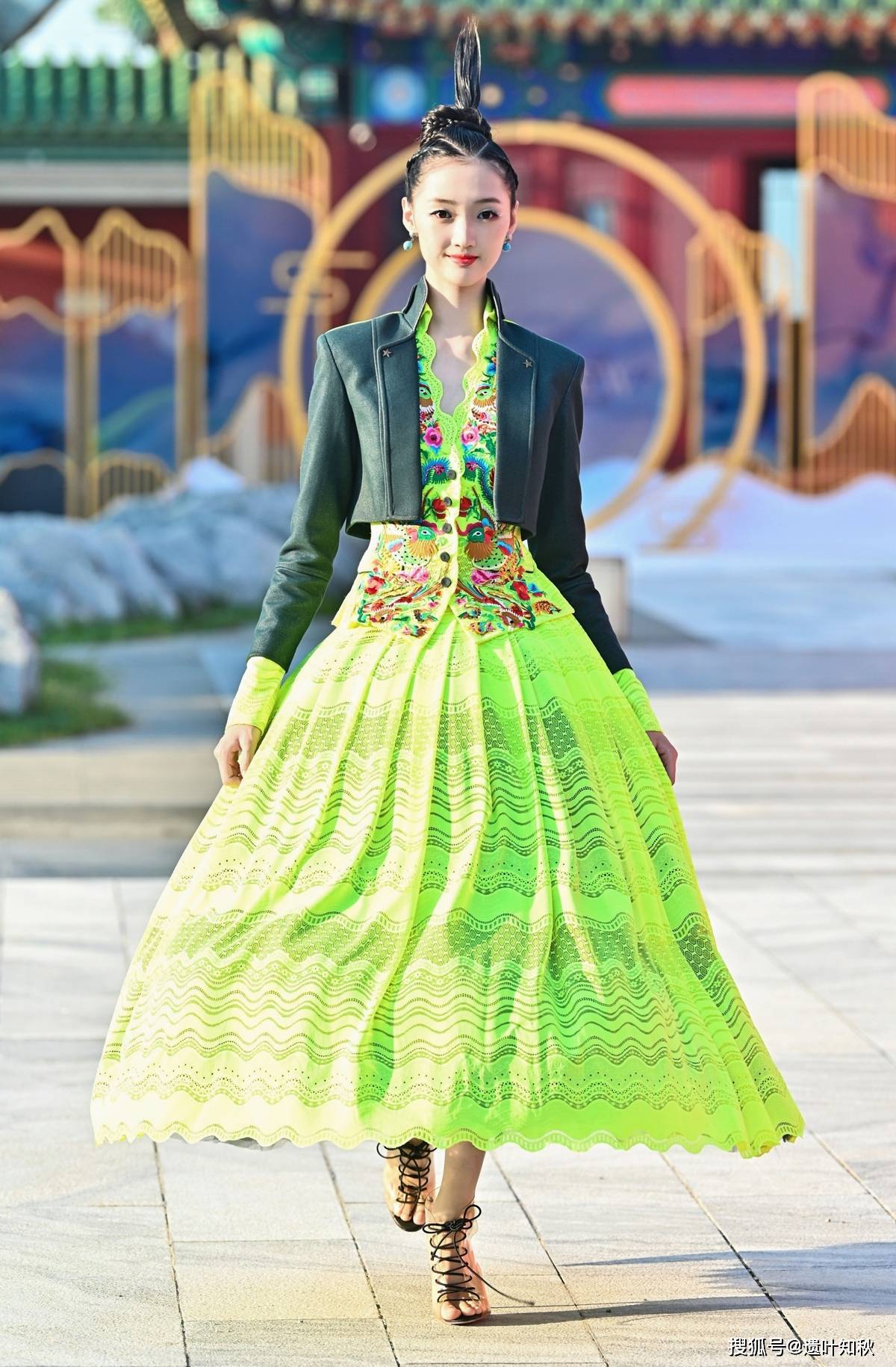 《有凤来仪》金顶奖设计师刘薇非遗作品时装秀在京举行_传统_中国