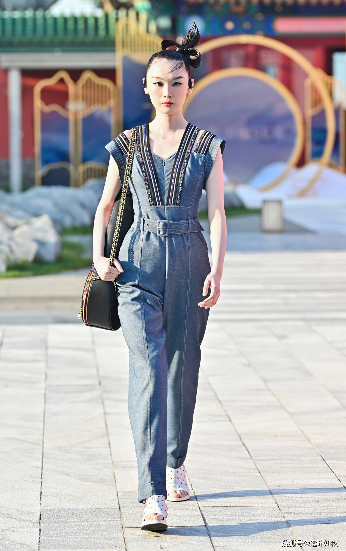 《有凤来仪》金顶奖设计师刘薇非遗作品时装秀在京举行_传统_中国