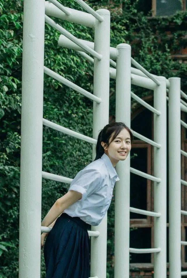 李兰迪校园写真大片,白衬衫搭配百褶裙,清纯可人又甜美靓丽!