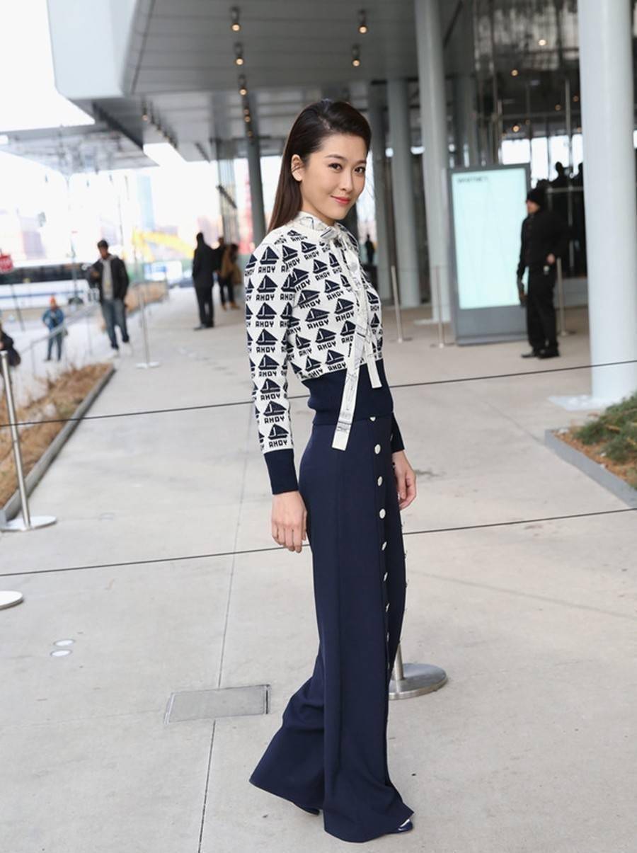 周丽淇穿衣真大胆,绿裙里面套蕾丝内搭秀身材,不愧是tvb花旦_连衣裙