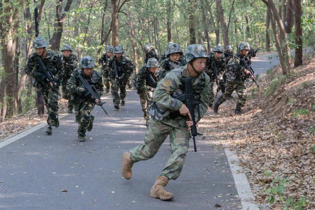 华中农大这场拉练真燃_军训_尖刀班_陈祎