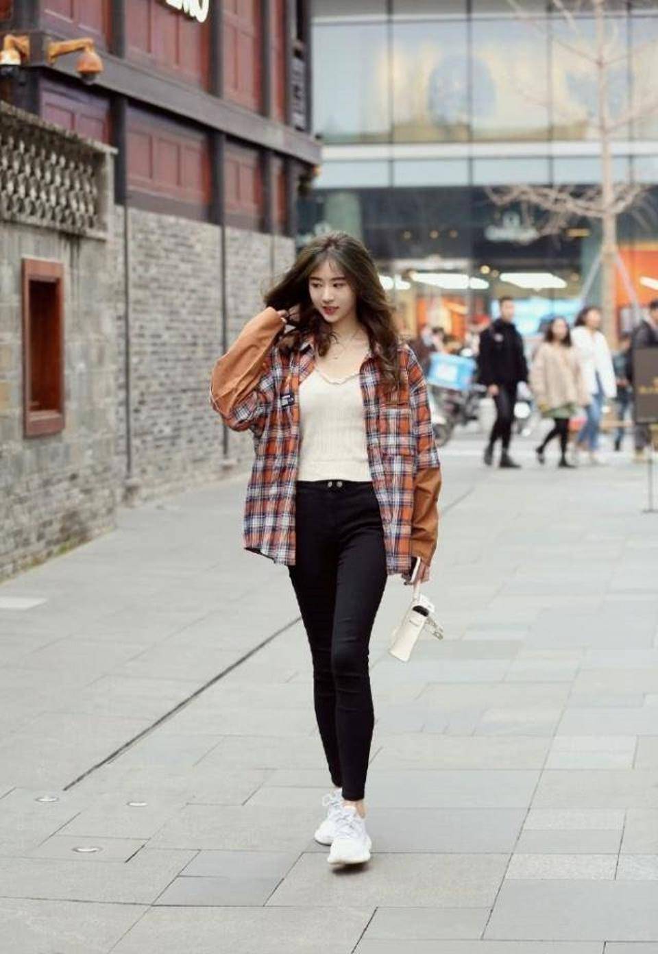 路人街拍,美女格子休闲衫搭配时尚裤,看上去更加的时尚_姐姐_裙子