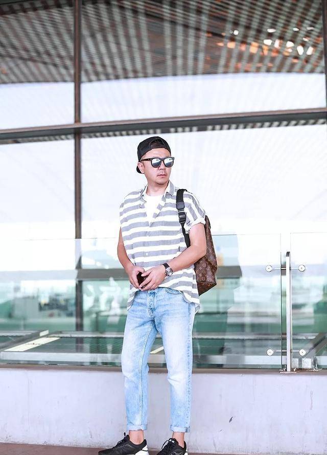 52岁郭涛还挺会耍帅,条纹衬衣配牛仔裤,一米八身材贼棒_气质_衬衫