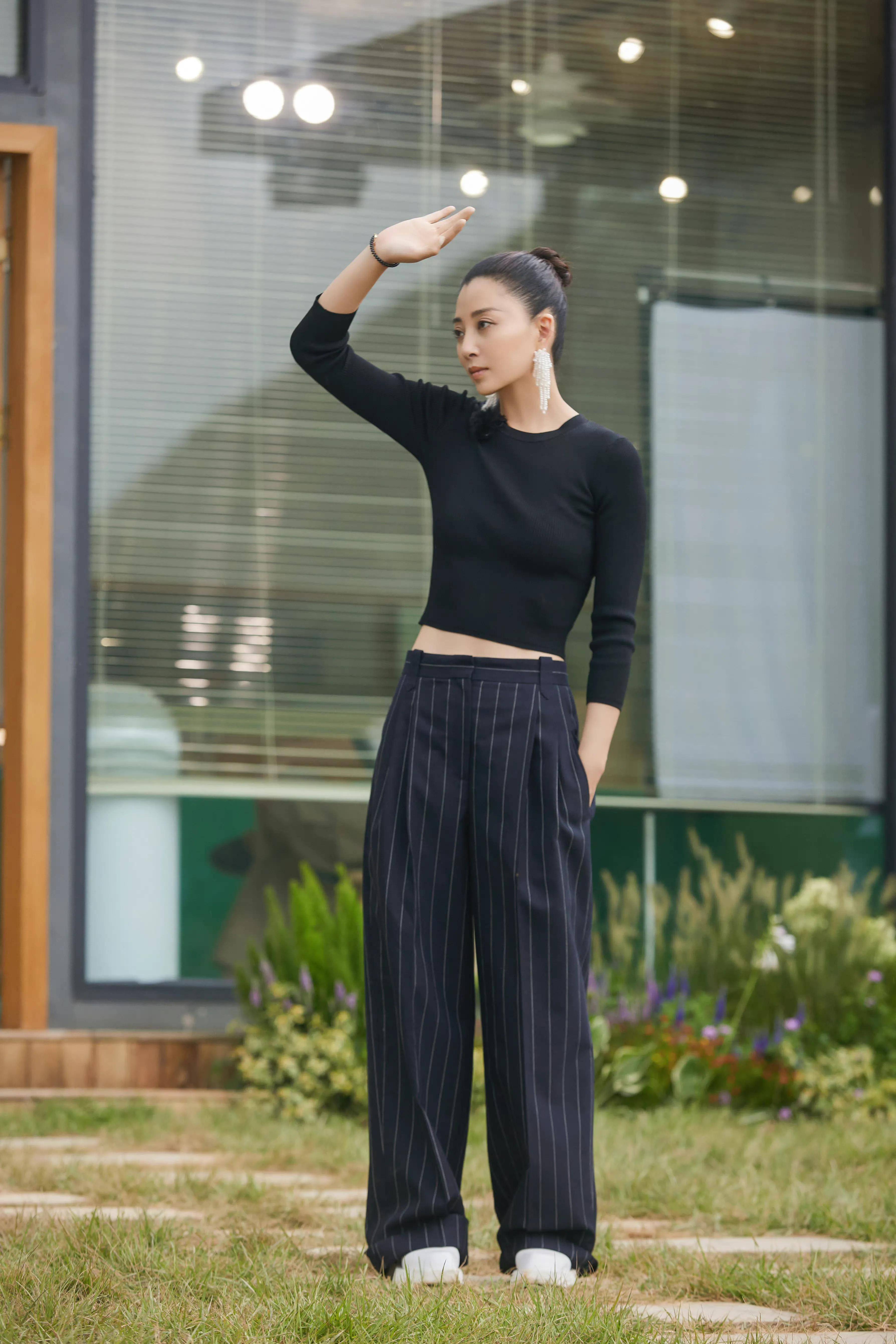 殷桃不仅人美,穿衣也很时髦,花衬衫配系带裤青春减龄_条纹_黑色_牛仔