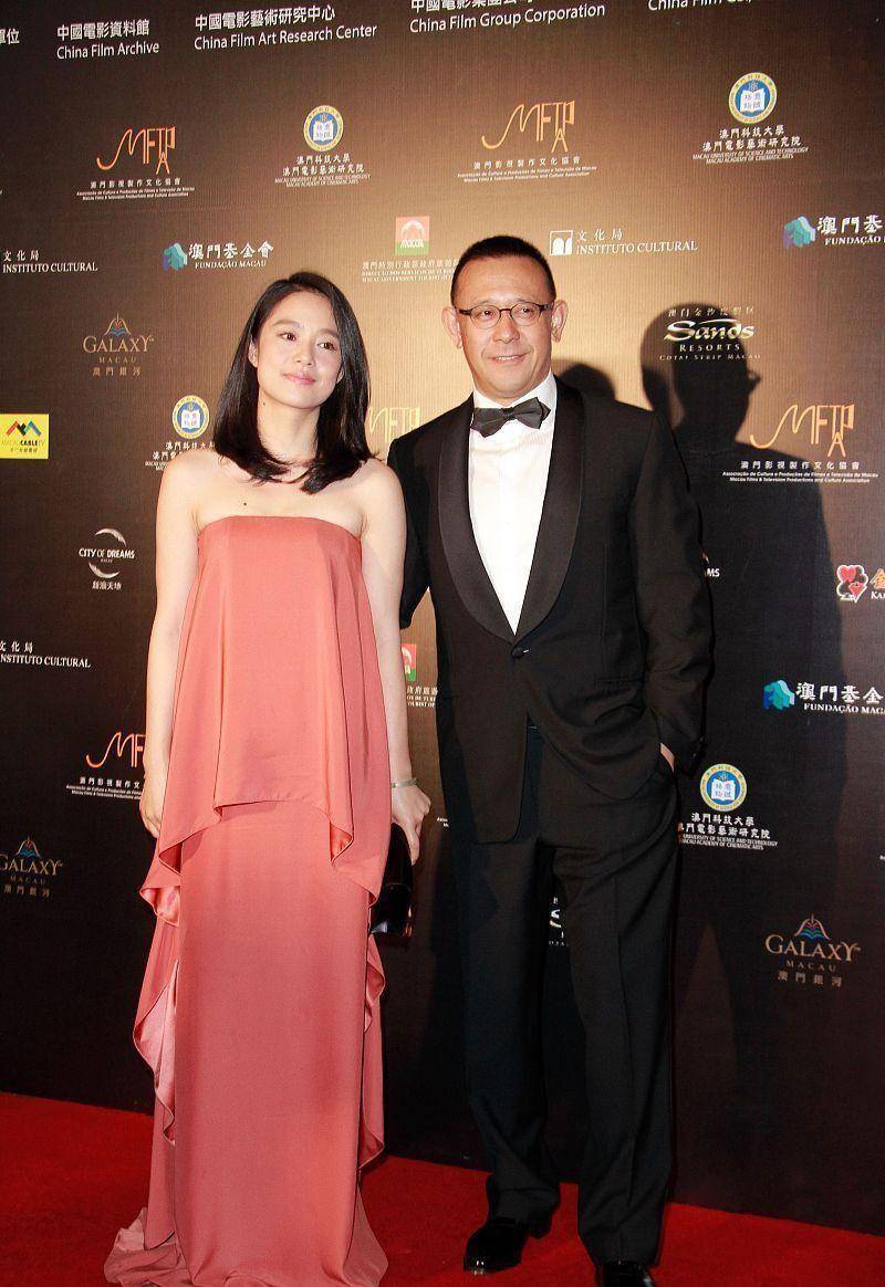 姜文夫妇同框好甜蜜,妻子周韵依旧貌美,姜文却满脸胡茬似隔辈人_裙子