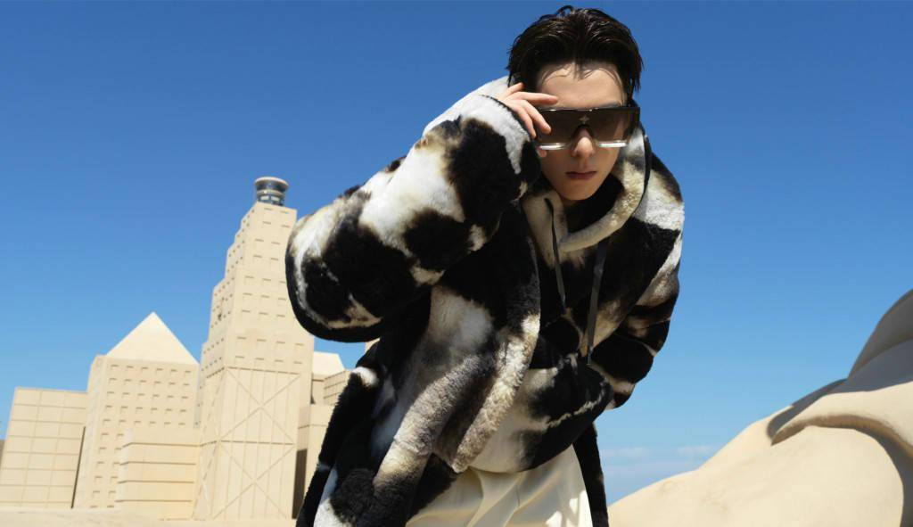 王鹤棣观lv阿那亚大秀造型写真释出 穿貂戴墨镜酷到没朋友_酷飒_亚大