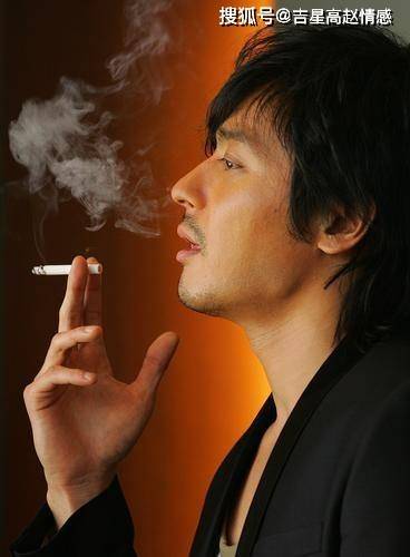 情感故事:男生心里的白月光,真的无法替代?多年的感情也不行?