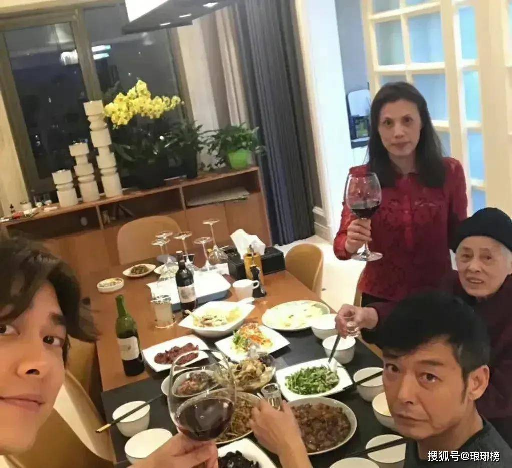 李易峰全家福,老爸面相很凶,老妈很漂亮,以后只能靠爸妈养老了_父母