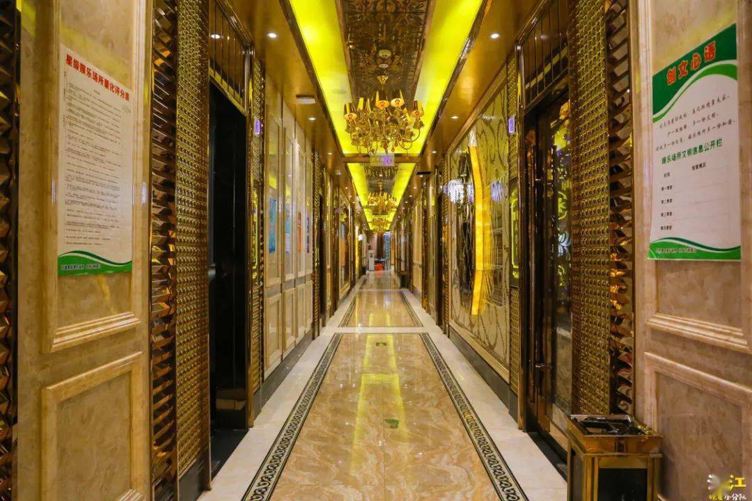 真不愧是轻奢ktv档次一下子就上来了~孔雀开屏般的背景墙巴洛克大吊灯