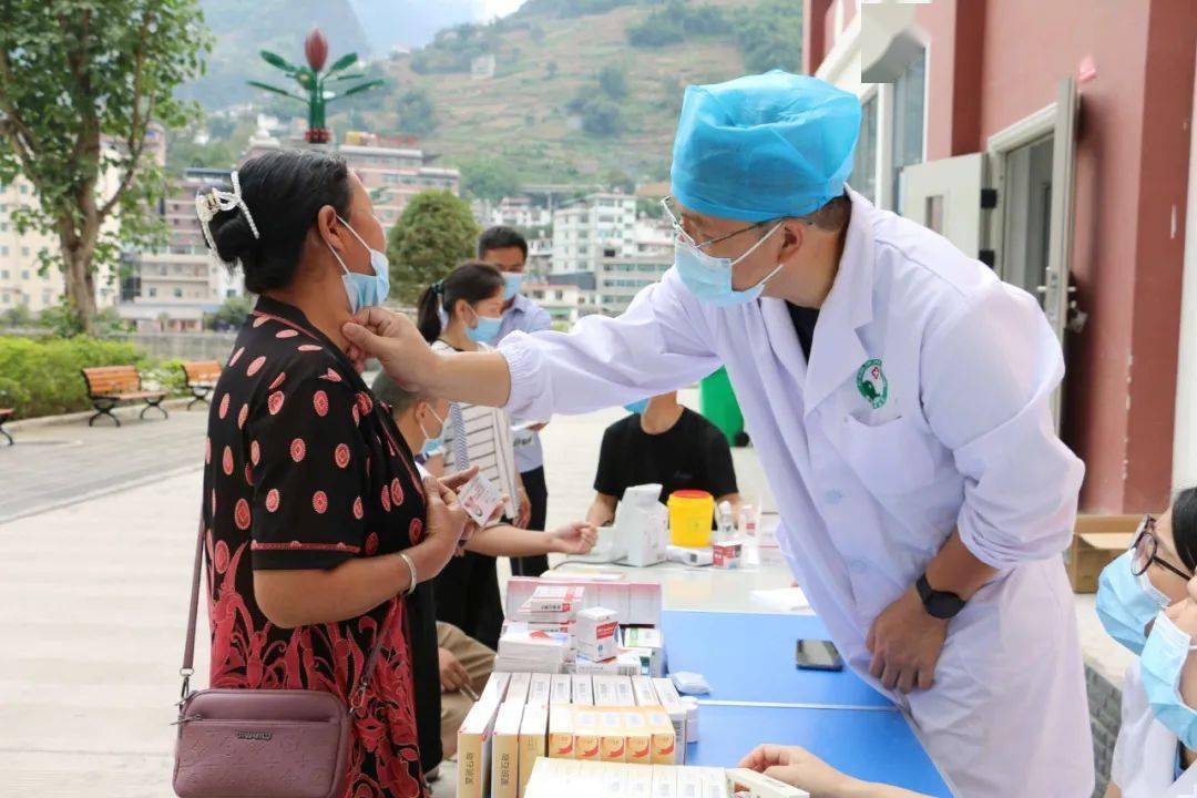 福贡县人民医院开展第52个健康宣传日暨2022年"服务百姓健康行动"义诊