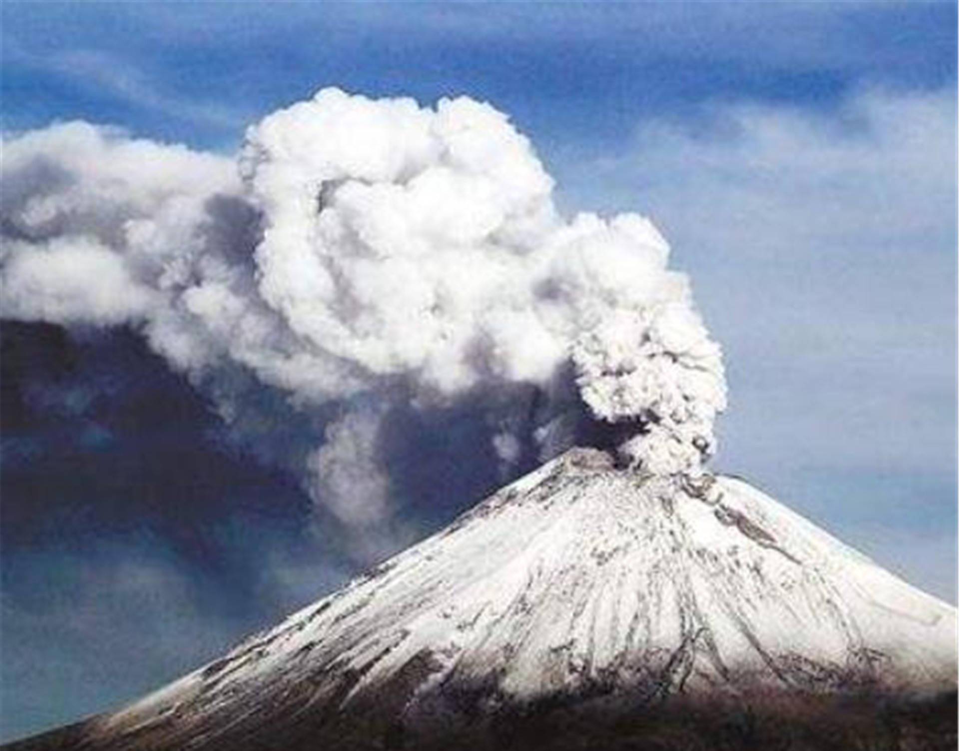 长白山虽说是一个休眠的火山,持续几个世纪也没有喷发过,可是一旦喷发