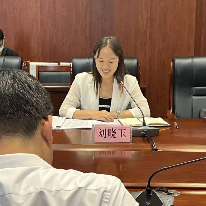 组织部部长,统战部部长李晓娟主持,县委常委,副县长胡忠华通报了全县