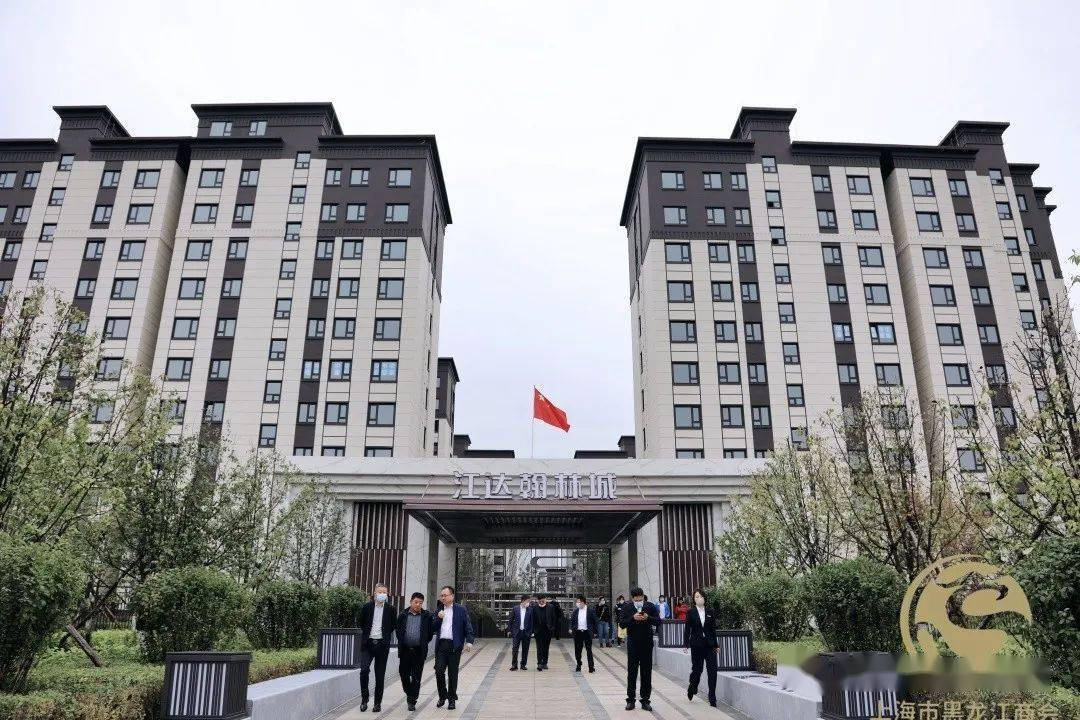 江达翰林城03▲蒙牛乳品▲工作人员正在演讲产业布局该企业已与蒙牛