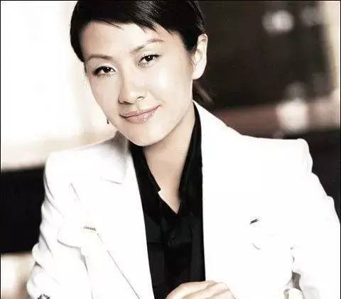 1998年8月,与吴启华,林保怡,蔡少芬主演时装医疗剧《妙手仁心》,饰演