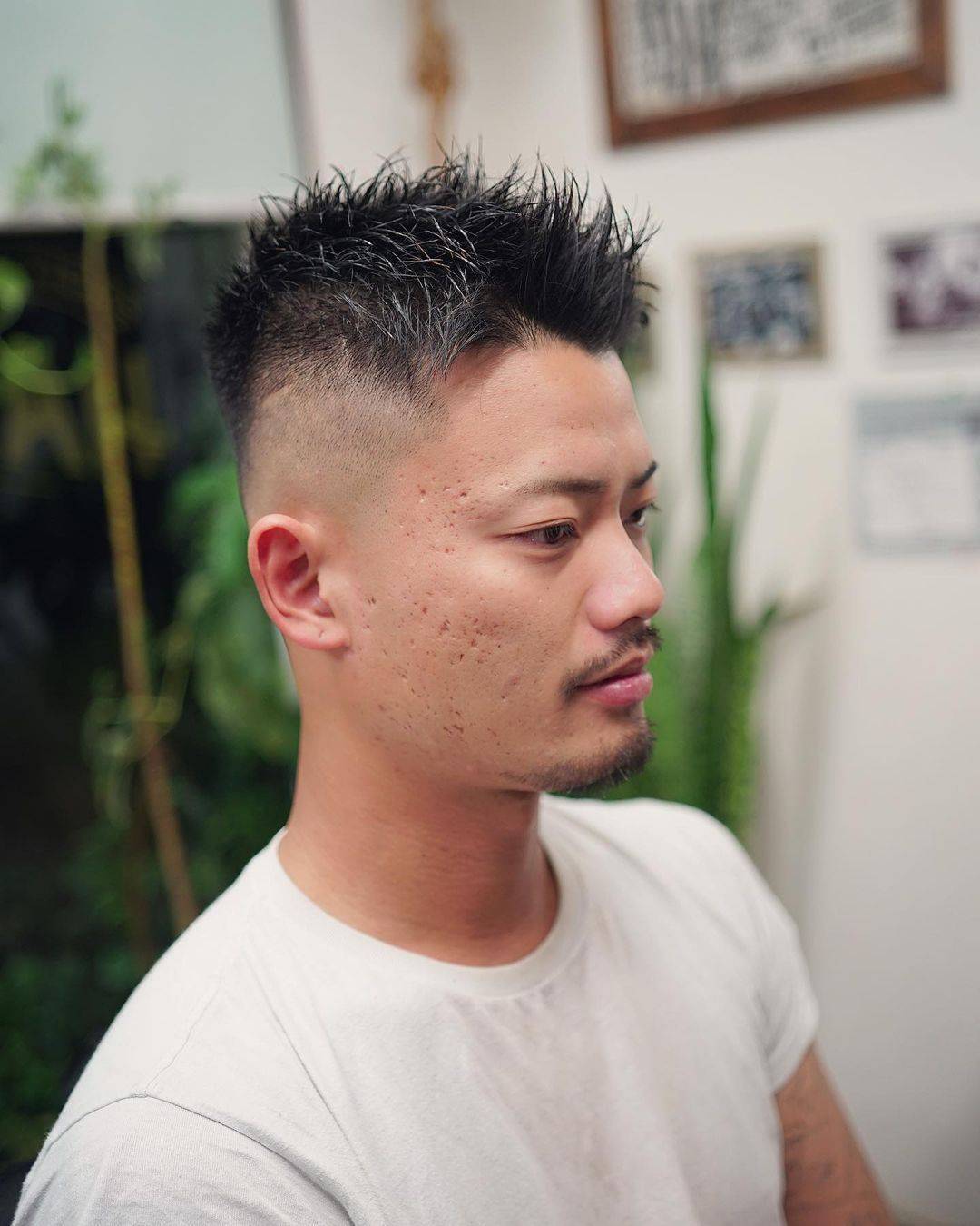 偏分显得很时尚又不夸张两侧铲短发型可以说是男士发型当中的主流了