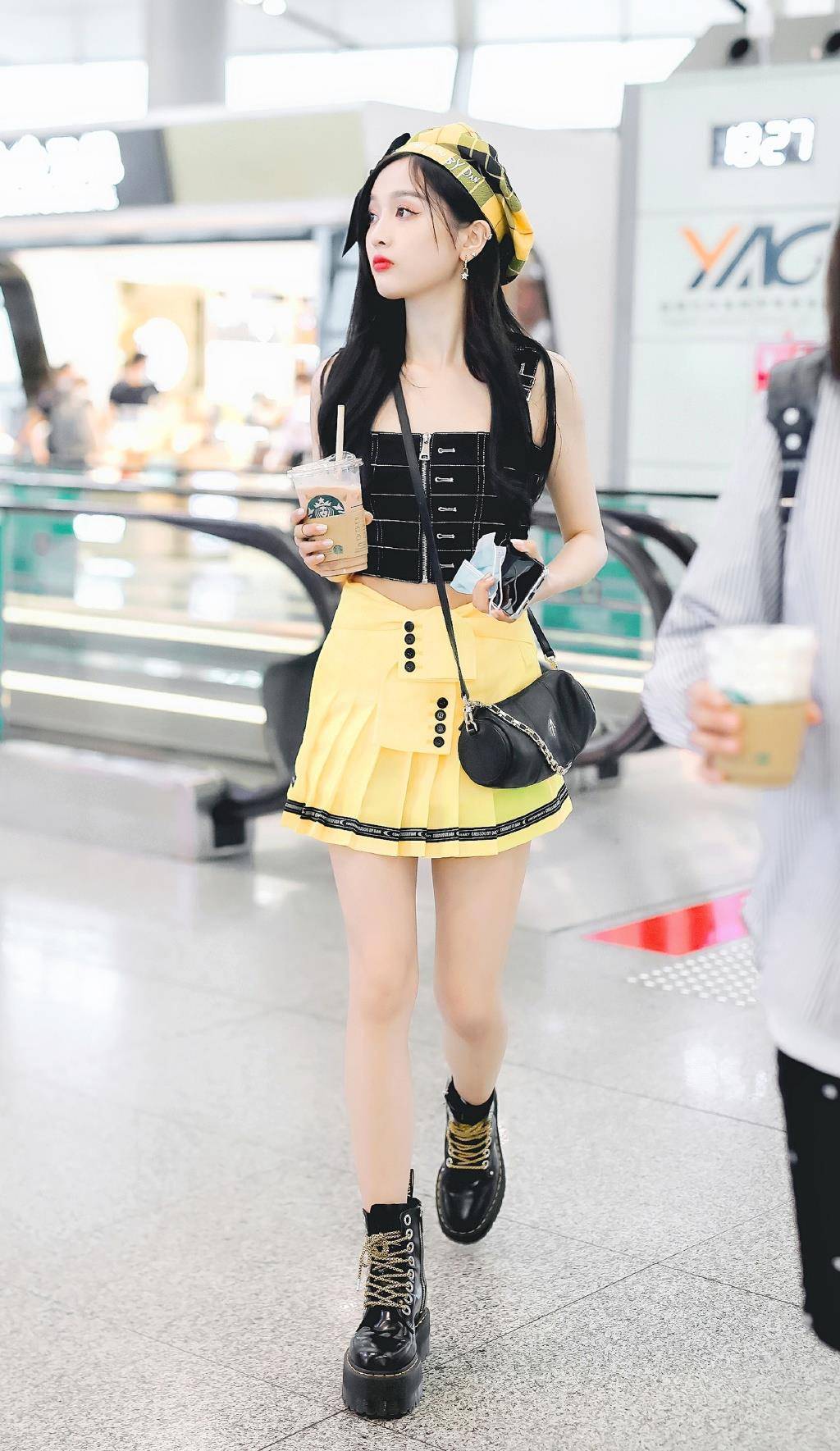 昔日队友撞衫泡泡袖上衣,吴宣仪优雅秀美腿,杨超越却甜美范十足_黑色