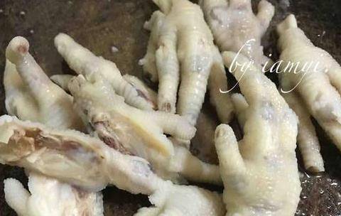 煮熟捞出放置于冰水中至完全凉透步骤1.鸡脚洗净连同姜片,白酒一起放