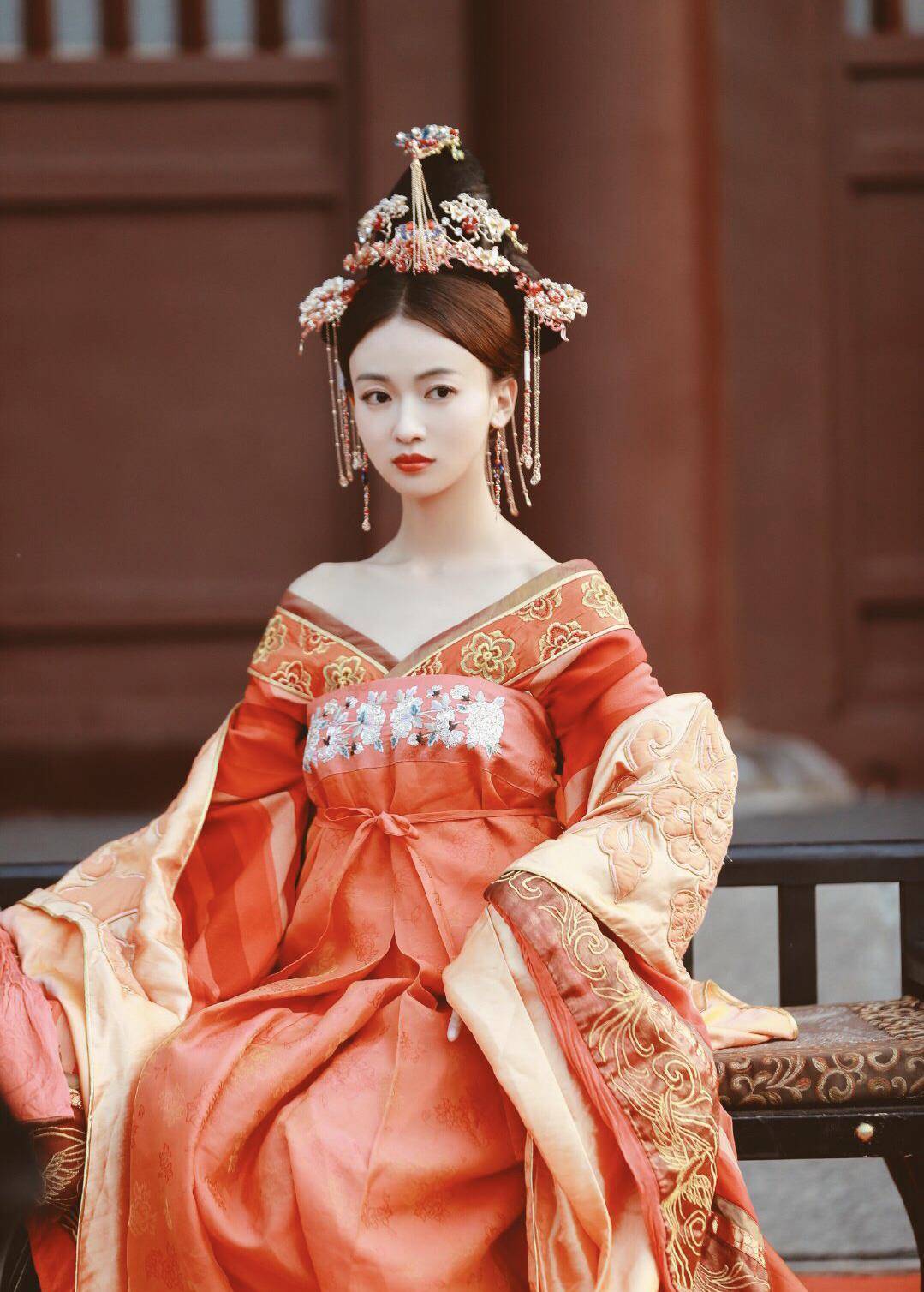 旗袍造型,双丸子头可爱少女,粉丝直呼此女只应天上有_穿着_古装_身材
