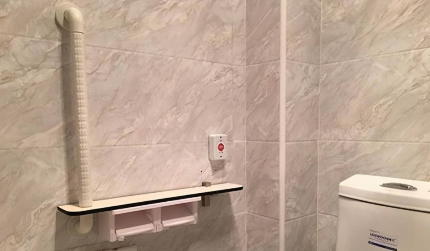 为何情侣酒店这么特别，浴室专门还设置扶手？经理：原因很简单