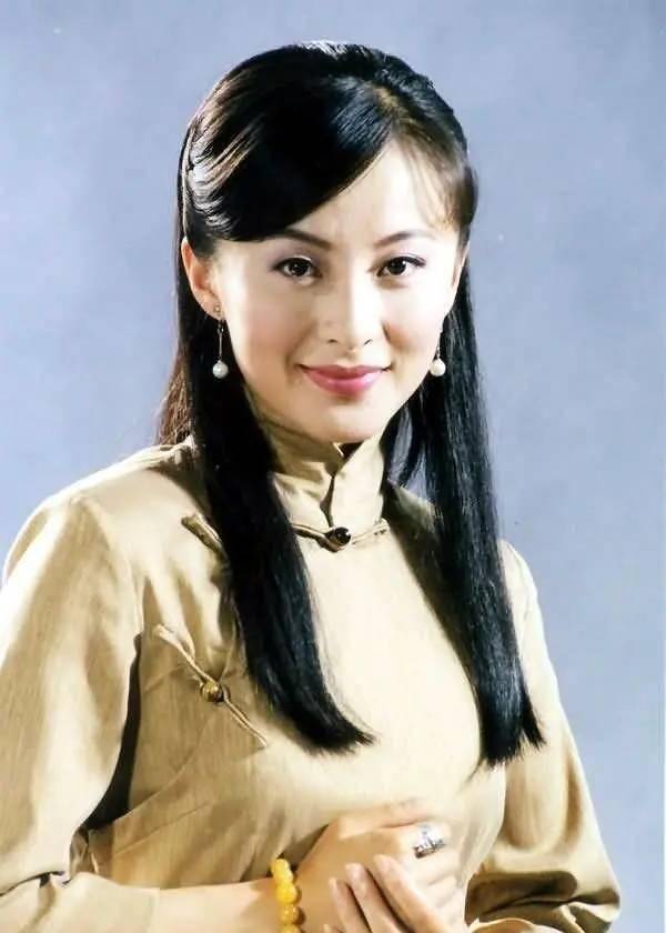 2001年出演《梧桐雨》中美丽聪慧的沈家少奶奶何俊兰,再到《金粉世家