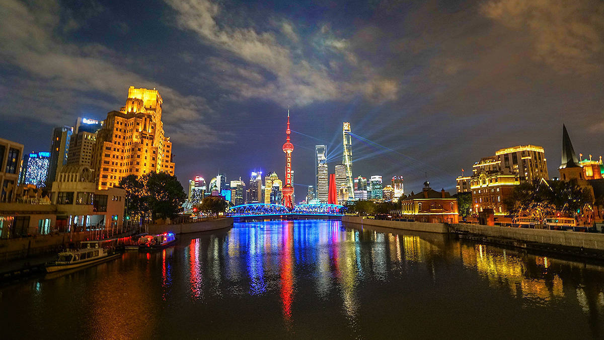 上海苏州河今非昔比，沿河的步道基本全部打通，水上游览又恢复了