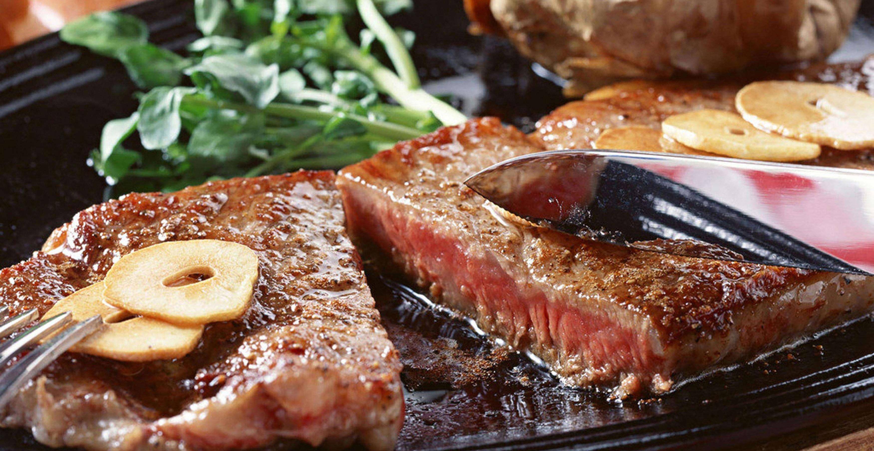 特殊的腌制手法,切成片状备用,再准备一些西兰花洗干净和牛排搭配食用