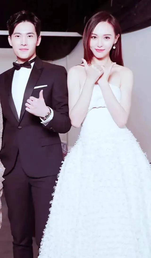 唐嫣和杨洋罕见挽手同行!