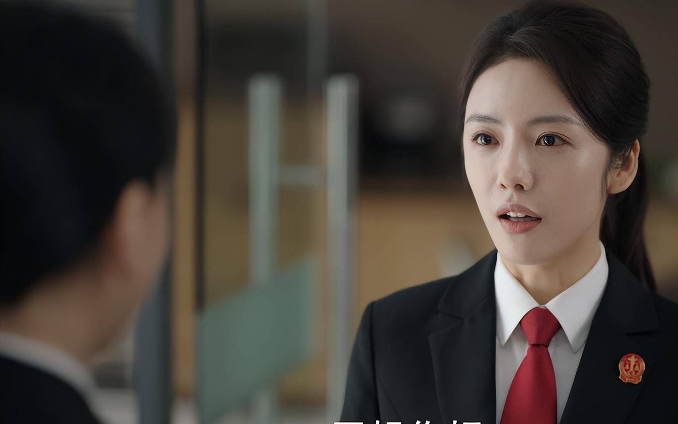 《底线》出圈理由:靳东的演技,成毅的脸蛋,蔡文静的衣品_显得_角色_成