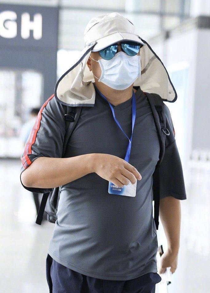 宽松款t恤被他穿成紧身款,大腹便便哪像男明星_陶虹_灰色_身材