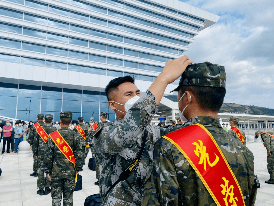 " 西昌市欢送2022年秋季新兵入伍