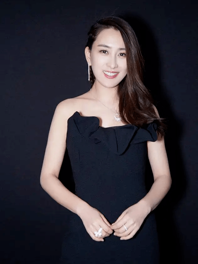 最新消息,郭子渝公布了21年7月和朋友聊天的记录,里面提到了她和