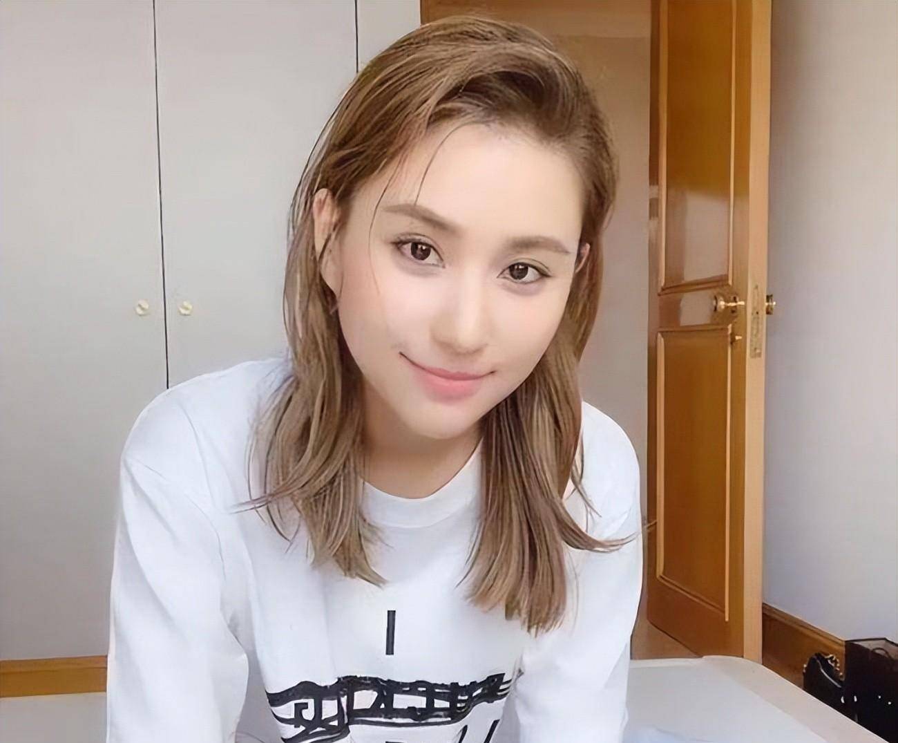 何超莲考取内地驾照,拍照片表达喜悦,与窦骁感情稳定_陈婉珍_生活