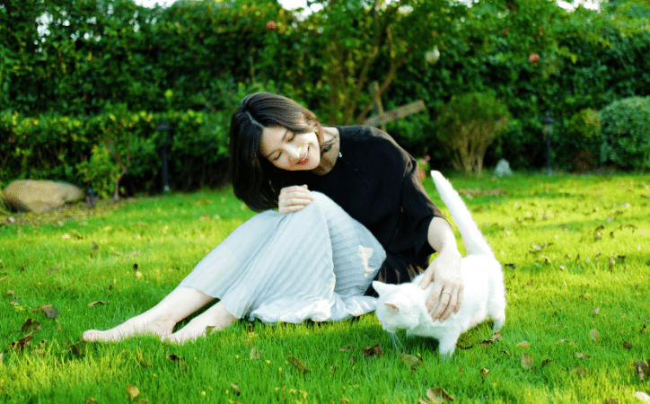 42岁童蕾赤脚坐草地撸猫,穿百褶裙气质优雅,四肢纤细身材苗条_小猫