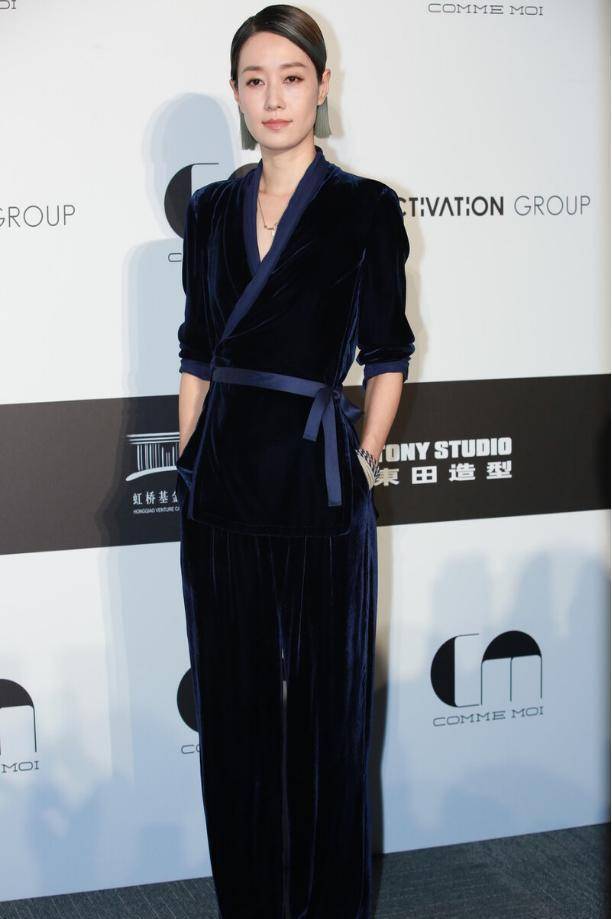 女明星穿丝绒连体裤秀身材,衬出一双大长腿,曲线比例好优越_款式_时尚