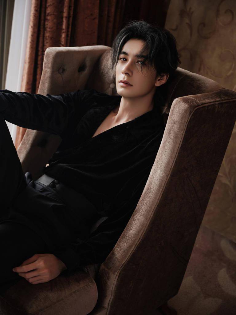 陈星旭黑色丝绒西装造型写真 儒雅帅气似忧郁王子_陈星旭_写真_丝绒