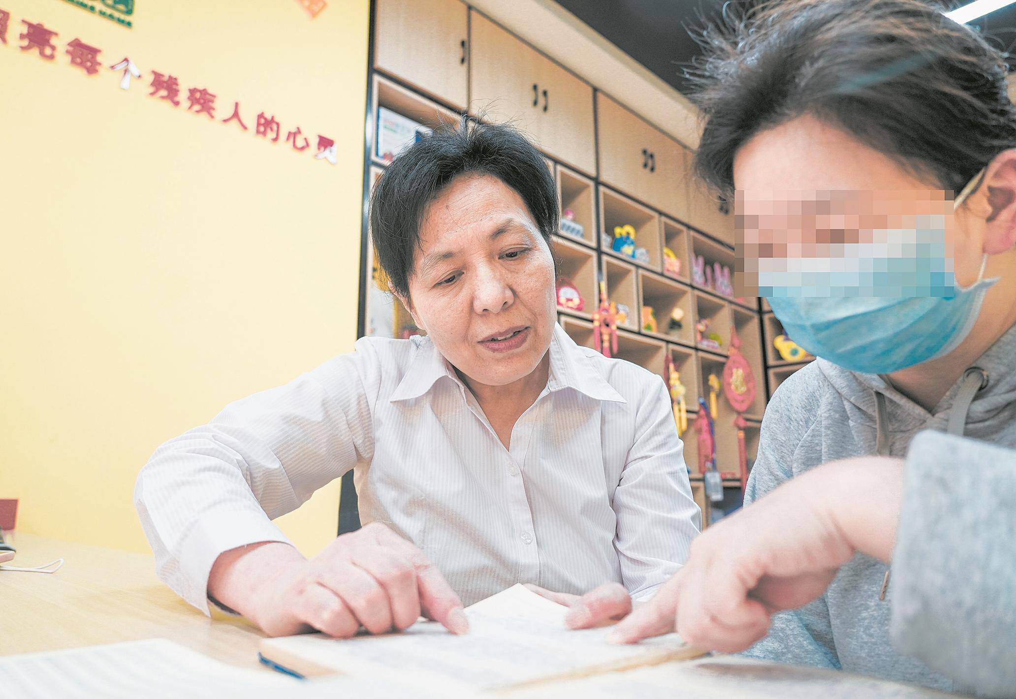 左腿残疾的她照顾6名智力障碍者7年 “园长妈妈”撑起特殊托管班_朱明霞_女士_小强