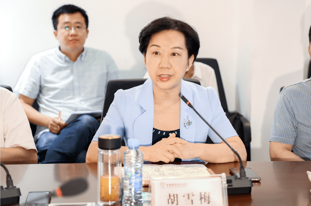 记者余乐俭 摄胡雪梅指出,不管是原址扩建还是异地迁建,机场建设对于