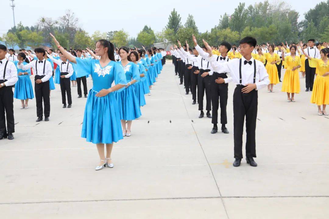 《天之大》《阿拉伯之夜》《一起向未来》毕业歌▲学生代表向教师献花