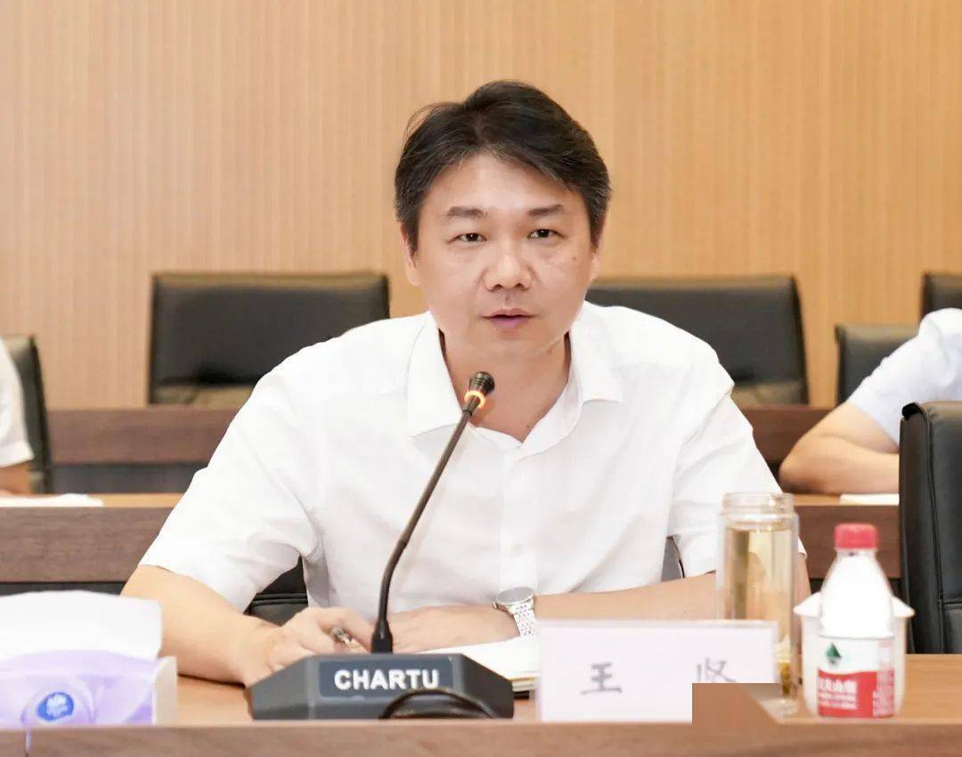 王坚表示,要确保古镇顺利开园,濮院镇和金凤凰集团要加快景区周边环境