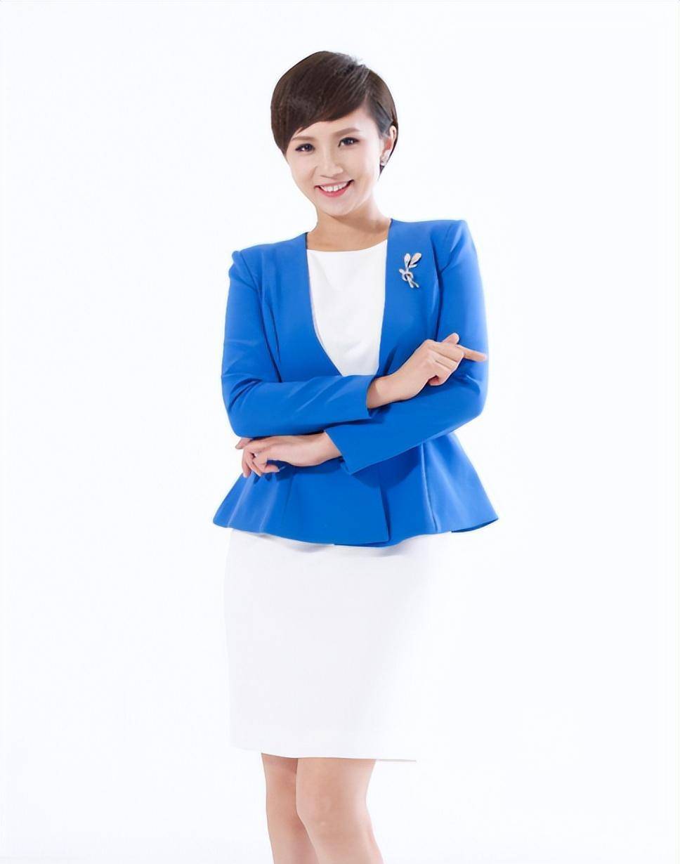 广东台气质女主持,才貌双全,为了陪伴女儿离开电视台,满满母爱_李静雯